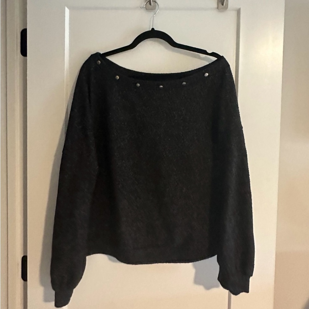 XL Gray/Black Low On One Shoulder